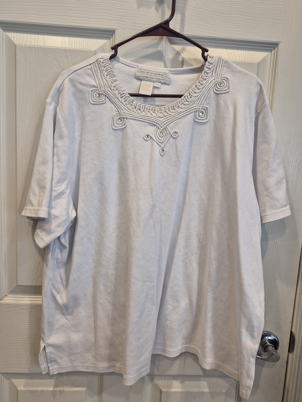 5/25 White Short-Sleeve Shirt with Embroidered Neckline
